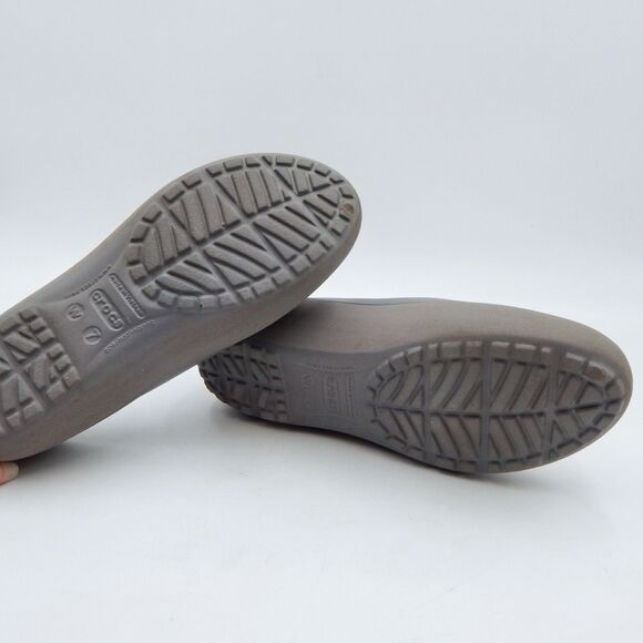 Crocs Women's Gray Mammoth Ballet Flats Slip On Size 7 Faux Fur Lined Shoes - Picture 12 of 12